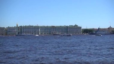 Saint Petersburg, Neva nehri, Kış Sarayı, Hermitage Sanat Müzesi, yaz güneşli bir gün. Rusya, Saint Petersburg Temmuz 2020