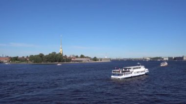 Saint Petersburg, Neva nehri, Peter ve Paul kalesinin manzarası, Peter ve Paul Katedrali, yaz günü. Rusya, Saint Petersburg Temmuz 2020