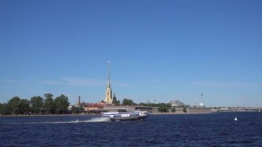 Saint Petersburg, Neva nehri, Peter ve Paul kalesinin manzarası, Peter ve Paul Katedrali, yaz günü. Rusya, Saint Petersburg Temmuz 2020