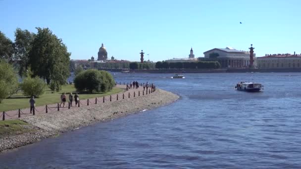 San Petersburgo Gente Camina Largo Del Terraplén Neva Vista Flecha — Vídeos de Stock