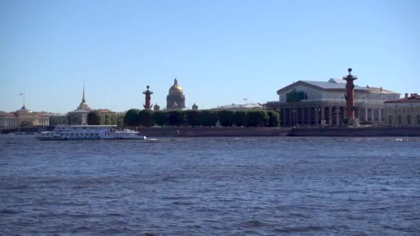 圣彼得堡 涅瓦河 俯瞰瓦西里耶夫斯基之箭岛 夏日艳阳天 俄罗斯 圣彼得堡2020年7月 — 图库视频影像