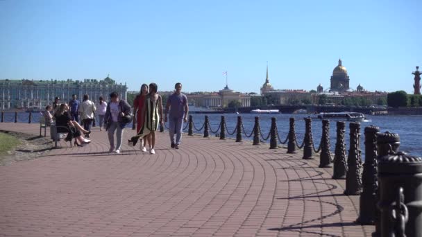 Санкт Петербург Люди Йдуть Вздовж Набережної Неви Сонячний Літній День — стокове відео