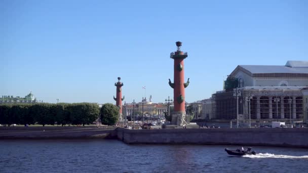 Petrohrad Vasiljevského Šíp Rostral Sloupy Neva Řeka Letní Den Rusko — Stock video