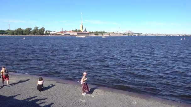 Sankt Petersburg Spit Vasiljevskij Island Utsikt Över Petropalovskaja Fästning Människor — Stockvideo