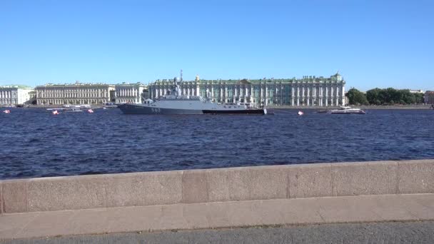Sint Petersburg Neva Rivier Uitzicht Hermitage Het Oorlogsschip Mensen Wandelen — Stockvideo