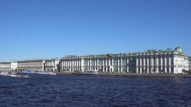 Saint Petersburg, Neva nehri, Kış Sarayı, Hermitage Sanat Müzesi, yaz güneşli bir gün. Rusya, Saint Petersburg Temmuz 2020