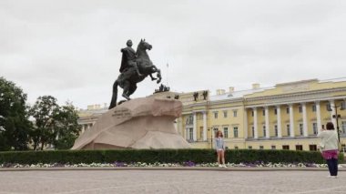 Aziz Petersburg, Bronz Süvari, Büyük Peter 'ın anıtı, kasvetli, güneşli yaz günü. Rusya, Saint Petersburg Temmuz 2020