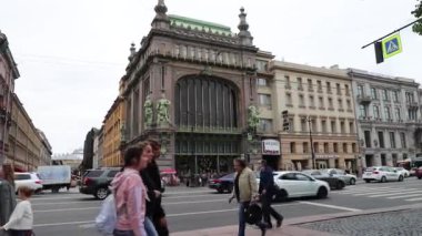 Saint Petersburg, Nevsky Prospekt, trafik, Merchant Eliseevs Mağazası manzarası, yaz günü. Rusya, Saint Petersburg Temmuz 2020
