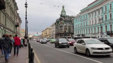 Saint Petersburg, Nevsky Prospekt, trafik, Singer 's House manzarası, yaz günü. Rusya, Saint Petersburg Temmuz 2020