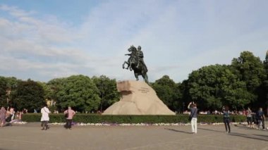 Saint Petersburg, Bronz Süvari, Büyük Peter 'ın anıtı, güneşli yaz günü. Rusya, Saint Petersburg Temmuz 2020