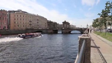 Saint Petersburg, Fontanka nehri, Lomonosov köprüsü, toprak seti, yaz günü. Rusya, Saint Petersburg Temmuz 2020