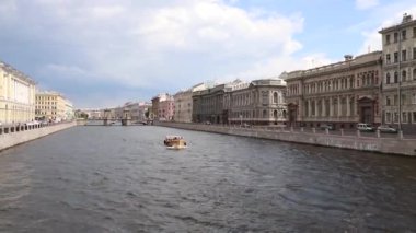 Saint Petersburg, Fontanka nehri, Lomonosov köprüsü, toprak seti, yaz günü. Rusya, Saint Petersburg Temmuz 2020