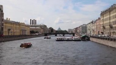 Saint Petersburg, Fontanka nehri, Semyonovsky köprüsü, toprak seti, yürüyen tekneler, yaz günü. Rusya, Saint Petersburg Temmuz 2020