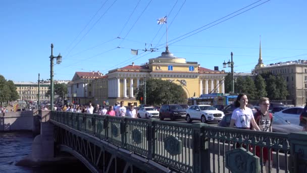 サンクトペテルブルク ネヴァ川 パレスブリッジ 人々は橋を渡って 夏の日歩く ロシア サンクトペテルブルク2020年7月 — ストック動画