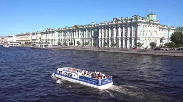 Sankt Petersburg Neva Älv Vinterpalatset Hermitage Konstmuseum Sommar Solig Dag — Stockvideo