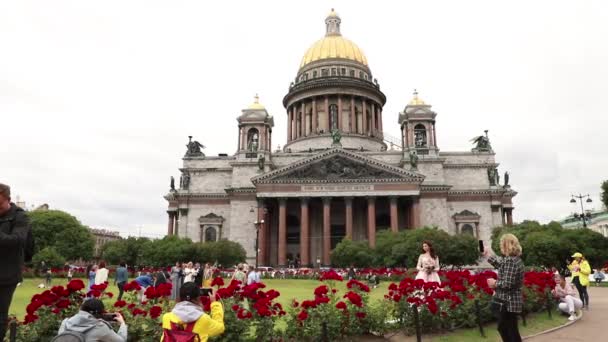 サンクトペテルブルク 聖イサク大聖堂 聖イサク広場 夏の日 ロシア サンクトペテルブルク2020年7月 — ストック動画