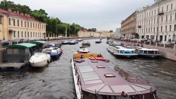 San Petersburgo Río Moika Terraplén Barcos Recreo Día Verano Rusia — Vídeos de Stock
