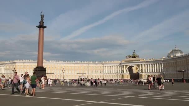 Petrohrad Palácové Náměstí Alexanderův Sloup Arch Generálního Štábu Lidé Chodí — Stock video