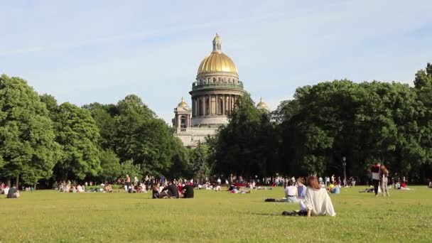 Люди Отдыхают Лужайке Парке Вид Исаакиевский Собор Летний День Россия — стоковое видео