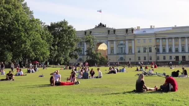 Gente Descansa Césped Parque Vista Biblioteca Presidencial Día Verano Rusia — Vídeos de Stock