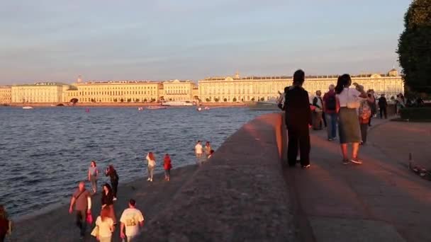Szentpétervár Vasilievsky Sziget Nyila Emberek Neva Folyó Partján Sétálnak Naplementében — Stock videók