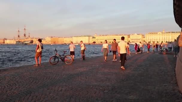Szentpétervár Vasilievsky Sziget Nyila Emberek Neva Folyó Partján Sétálnak Naplementében — Stock videók