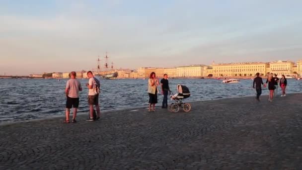 Sint Petersburg Pijl Van Vasilievski Eiland Mensen Lopen Langs Dijk — Stockvideo