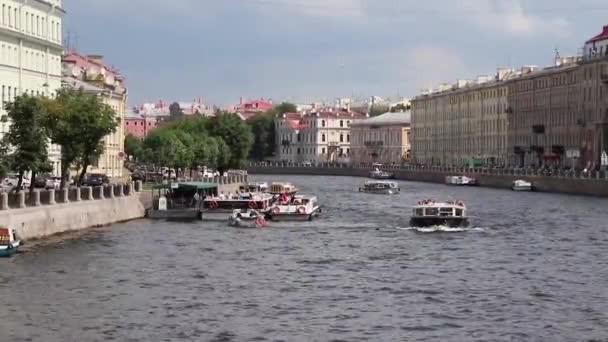 Sankt Petersburg Fontanka Älv Vallen Promenadbåtar Sommardag Ryssland Sankt Petersburg — Stockvideo