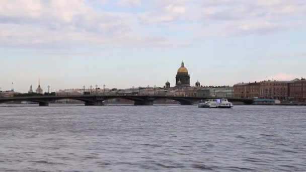 Saint Petersburg Blagoveshchensky Köprüsü Neva Nehri Ssakievsky Katedrali Kubbesi Yaz — Stok video