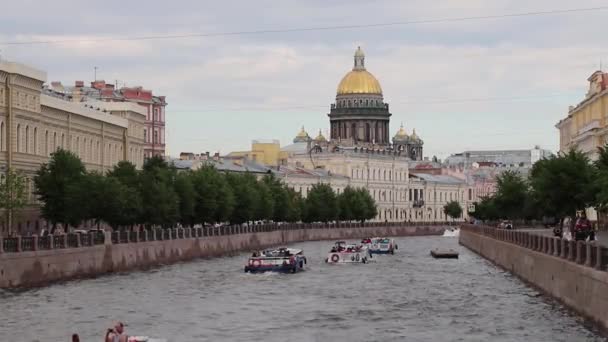 Sint Petersburg Moika Rivier Dijk Plezierschepen Uitzicht Koepel Van Issakievsky — Stockvideo