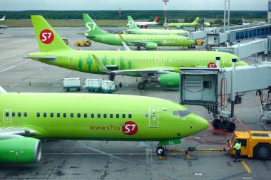 Domodedovo havaalanı, S7 uçakları havaalanında. Rusya, Moskova Domodedovo Temmuz 2020                                    