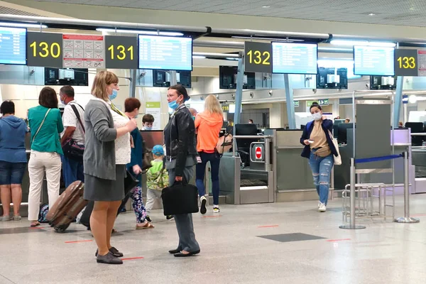 Lotnisko Domodedovo Stanowiska Odpraw Pasażerowie Meldują Się Lot Rosja Moskwa — Zdjęcie stockowe