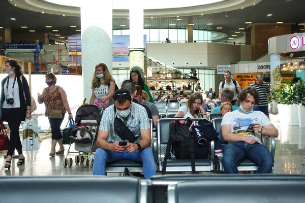 Pulkovo Havaalanı 'ndaki kalkış terminalindeki yolcular. Rusya, Saint-Petersburg Temmuz 2020           