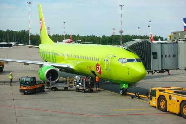 Samolot Linii Lotniczych Jest Lotnisku Ładuje Bagaż Samolotu Lotnisko Pulkovo — Zdjęcie stockowe