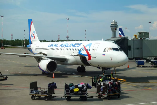 Lotnisko Pulkovo Samolot Ural Jest Lotnisku Rosja Sankt Petersburg Lipiec — Zdjęcie stockowe