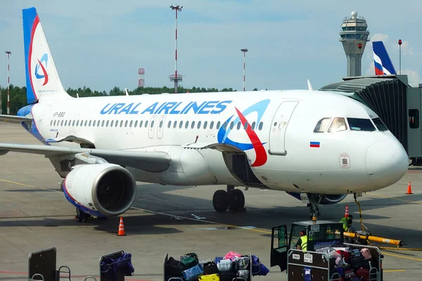 Pulkovo havaalanı, Ural havayolu uçağı havaalanında. Rusya, Saint-Petersburg Temmuz 2020     
