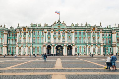 Saint Petersburg, Kış Sarayı, Hermitage Sanat Müzesi, Saray Meydanı, insanlar yürüyor, yaz günü. Rusya, Saint Petersburg Temmuz 2020