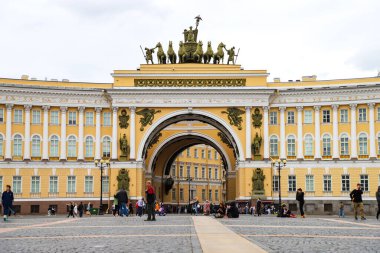 Saint Petersburg, Palace Meydanı, Genelkurmay Başkanı, insanlar yaz günü meydanda yürürler. Rusya, Saint Petersburg Temmuz 2020