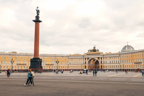Saint Petersburg Palace Square Alexander Column Arch General Staff People — Stock Photo, Image