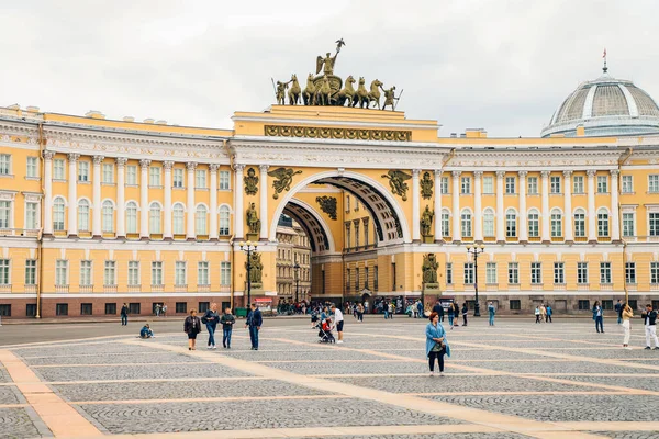 Saint Petersburg, Palace Meydanı, Genelkurmay Başkanı, insanlar yaz günü meydanda yürürler. Rusya, Saint Petersburg Temmuz 2020