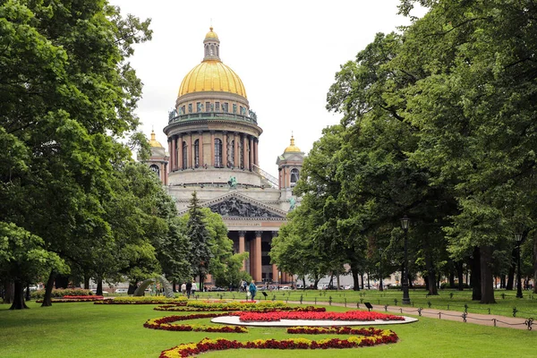 Saint Petersburg, Saint Isaac Katedrali ya da Isaakievskiy Sobor Alexander Bahçesi, yaz günü. Rusya, Saint Petersburg Temmuz 2020