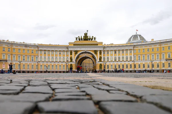 Saint Petersburg, Palace Meydanı, Genelkurmay Başkanı, insanlar yaz günü meydanda yürürler. Rusya, Saint Petersburg Temmuz 2020