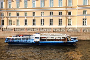 Fontanka nehrinde bir gezi teknesi, yaz günü. Rusya, Saint Petersburg Temmuz 2020