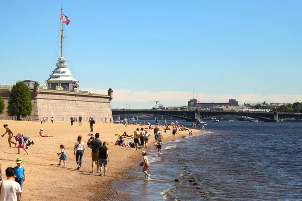 Saint Petersburg, Peter ve Paul kale plajı, Neva nehri, yaz günü. Rusya, Saint Petersburg Temmuz 2020
