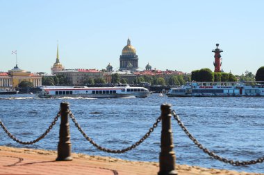 Saint Petersburg, Neva nehri, Rostral kolonu, St. Isaac Katedrali 'nin kubbesi, suda yüzen bir eğlence teknesi. Rusya, Saint Petersburg Temmuz 2020