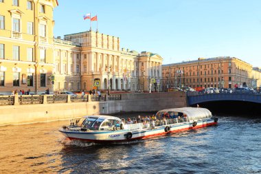Saint Petersburg, yaz günü Moika nehrinde yüzen turistlerle dolu bir gezi teknesi. Rusya, Saint Petersburg Temmuz 2020