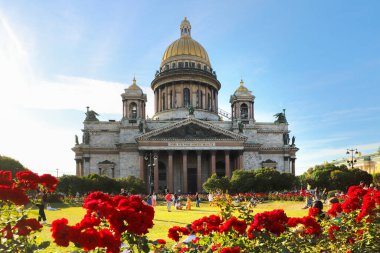 Saint Petersburg, St. Isaac Katedrali ya da St. Isaac Katedrali, St. Isaac Meydanı, Yaz Günü. Rusya, Saint Petersburg Temmuz 2020