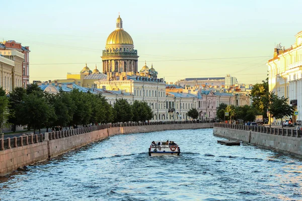 Saint Petersburg, Moika nehri, St. Isaac Katedrali 'nin kubbesi, yaz günü. Rusya, Saint Petersburg Temmuz 2020