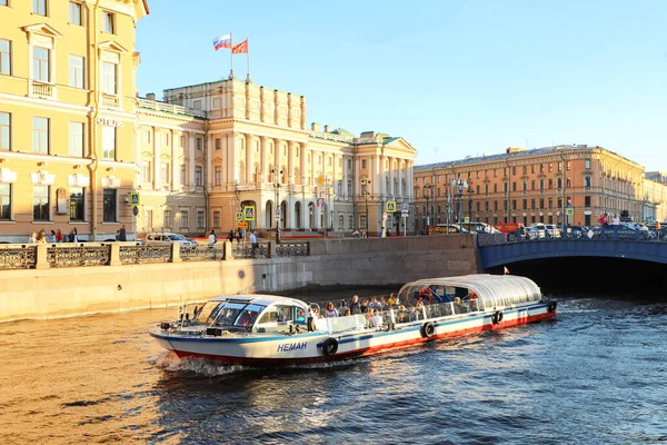 San Petersburgo Barco Recreo Con Turistas Flotando Río Moika Día — Foto de Stock