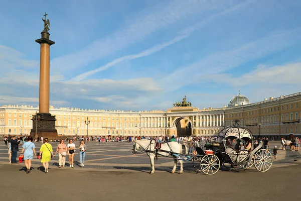 Saint Petersburg Palace Square Alexander Column Arch General Staff People — Stock Photo, Image